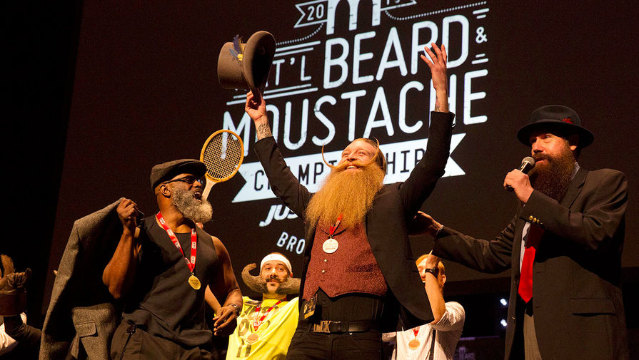 Победитель чемпионата бород и усов &ndash; 2015&nbsp;Скотт Метс (в центре)
