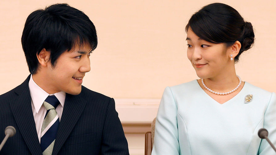 Супруг экс-принцессы Японии Мако извинился за скандал, сопровождавший их помолвку