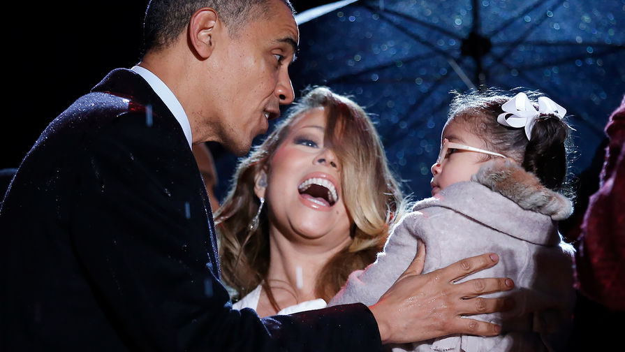 Экс-президент США Барак Обама и певица Мэрайя Кэри со своей дочерью на зажжении главной рождественской елки США у Белого дома в Вашингтоне, декабрь 2013 года