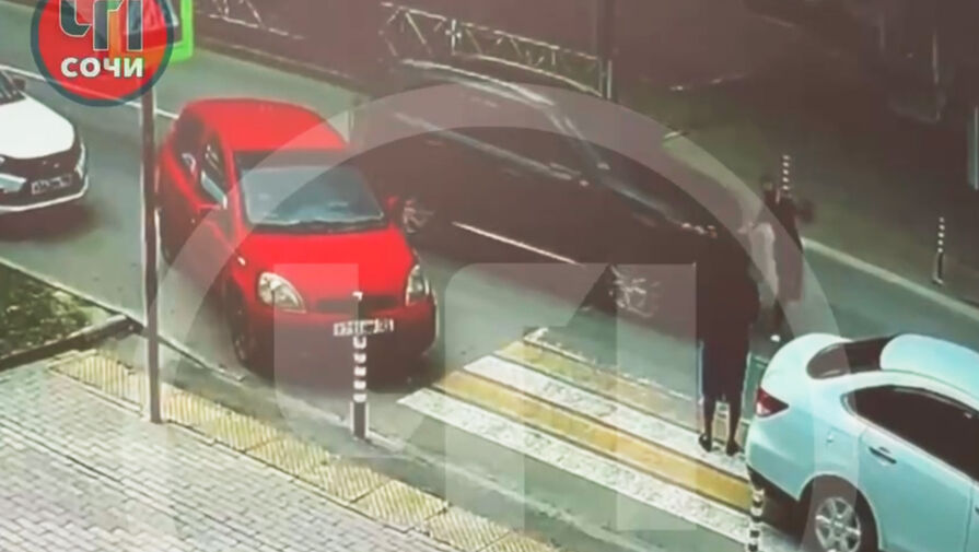 В Сочи водитель сбил девушку на пешеходном переходе и скрылся