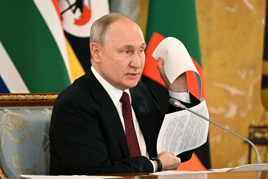 Президент РФ Владимир Путин на встрече с лидерами ряда африканских государств в Санкт-Петербурге, 17 июня 2023 года