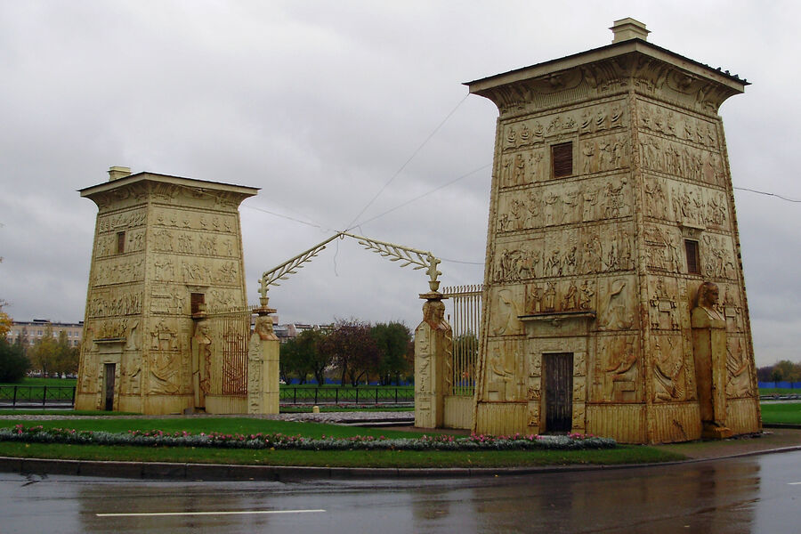В Пушкине разыскивают вандалов, повредивших «Египетские ворота ...