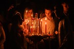 Верующие на праздничном пасхальном богослужении в храме Христа Спасителя в Москве, 19 апреля 2025 года