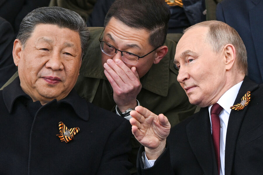 Президент РФ Владимир Путин и председатель КНР Си Цзиньпин (слева) на&nbsp;Красной площади в&nbsp;Москве на&nbsp;военном параде, посвященном 80-летию Победы, 9&nbsp;мая 2025&nbsp;года