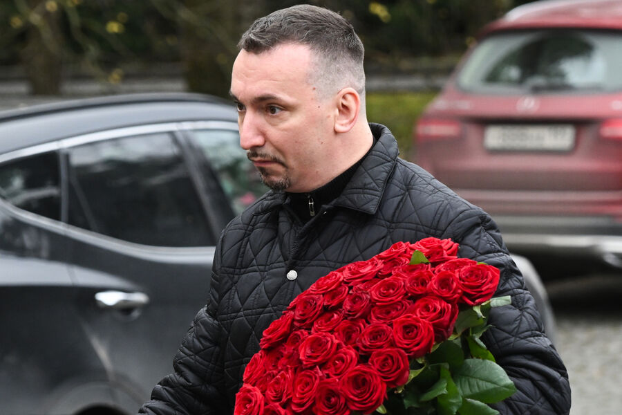 Стендап-комик Сергей Кутергин на&nbsp;церемонии прощания с&nbsp;актером Романом Поповым в&nbsp;Центральной клинической больнице (ЦКБ) в&nbsp;Москве, 1&nbsp;ноября 2025&nbsp;года