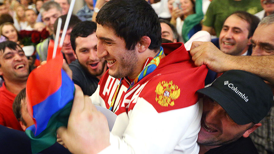 Борец Абдулрашид Садулаев во время церемонии встречи в&nbsp;аэропорту Шереметьево спортсменов олимпийской сборной России