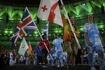 Знаменосцы выносят флаги стран — участниц Паралимпийских игр — 2016 в Рио-де-Жанейро