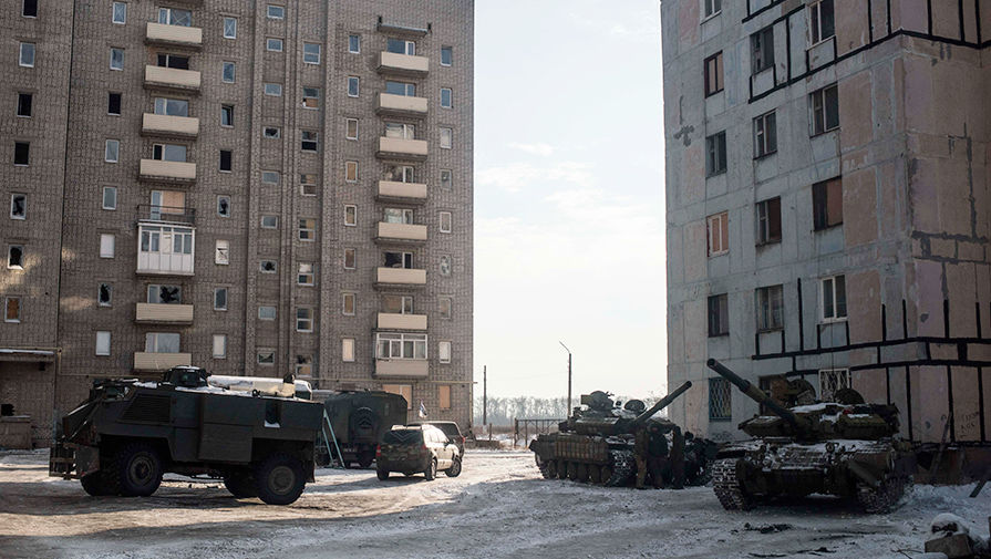 Украинские танки во дворе жилого дома в&nbsp;Авдеевке, которая контролируется правительством Украины, 1&nbsp;февраля 2017&nbsp;года