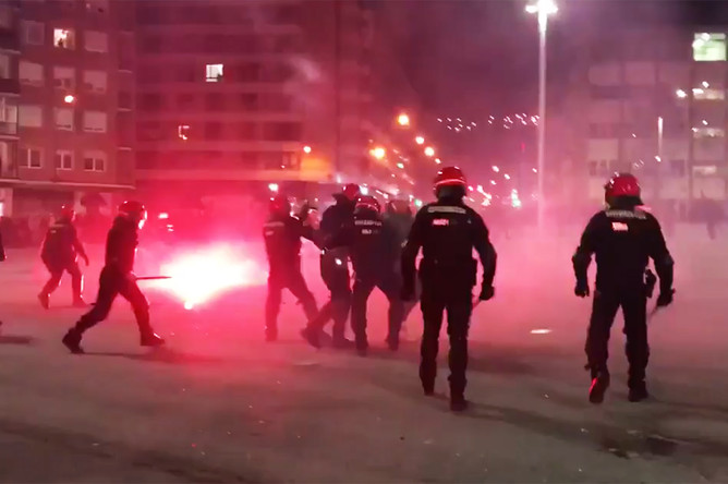 Во время столкновений фанатов и полиции в Бильбао перед матчем между «Атлетиком» и московским «Спартаком», Испания, 22 февраля 2018 года