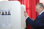 Кандидат на пост президента РФ от ЛДПР Владимир Жириновский на избирательном участке, 18 марта 2018 года