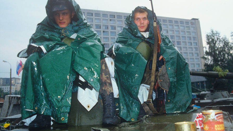 Августовский путч 1991 года. Введено чрезвычайное положение и в столицу введены техника и воинские подразделения.