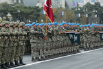 Азербайджанские и турецкие военнослужащие во время военного парада в Баку, 10 декабря 2020 года