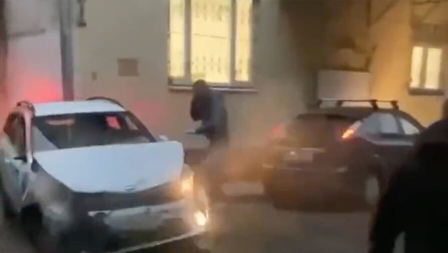 В Москве мужчина на каршеринге разбил несколько автомобилей и снес забор