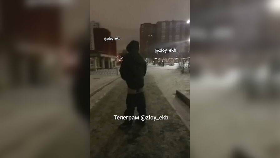 В Екатеринбурге мужчина занимался онанизмом на площади и предлагал деньги за просмотр