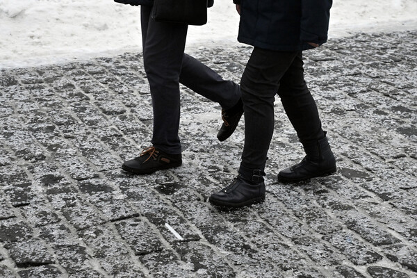 Люди гуляют по&nbsp;Красной площади во время ледяного дождя в&nbsp;Москве, 22&nbsp;ноября 2022&nbsp;года