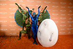 Хайди Клум в образе павлина и ее муж Том Каулитц в образе яйца, 2023 год 