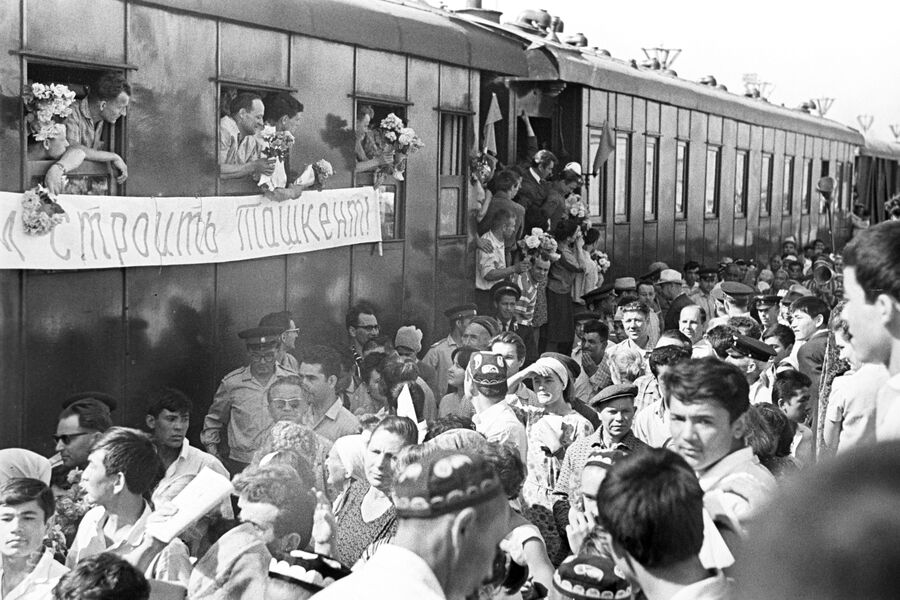 В Ташкент приезжают люди со всех концов Советского Союза отстраивать город после землетрясения 26 апреля 1966 года
