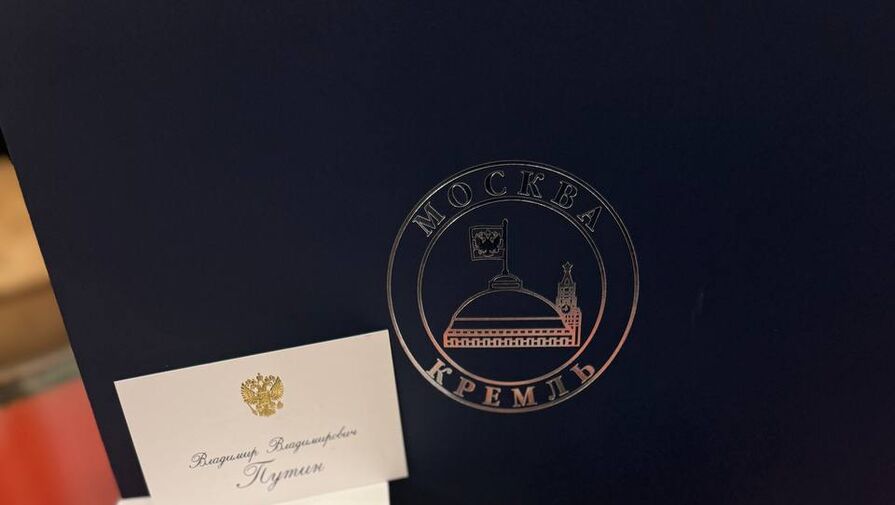 Мария Захарова показала шкатулку, подаренную ей Путиным на 50-летие