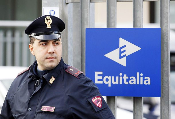 Три бомбы взорвались в Италии перед зданием компании Equitalia