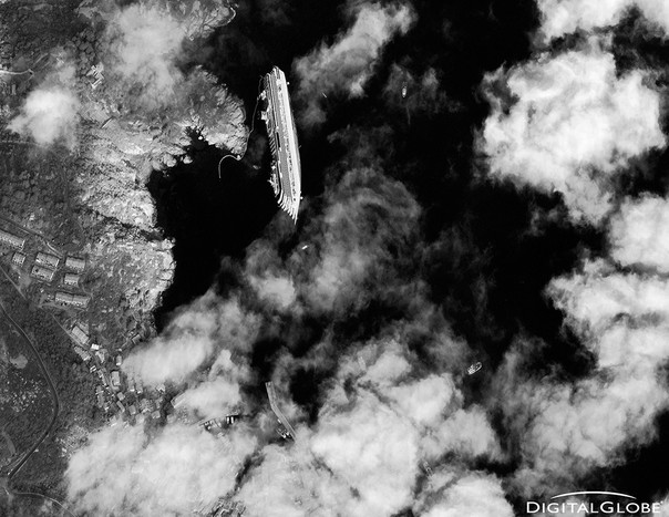 17&nbsp;января. Вид из&nbsp;космоса на&nbsp;круизный лайнер Costa Concordia, потерпевший крушение у&nbsp;берегов итальянского острова Джильо.