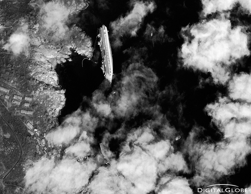 17 января. Вид из космоса на круизный лайнер Costa Concordia, потерпевший крушение у берегов итальянского острова Джильо.