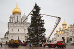 Украшение главной новогодней ели страны в Кремле