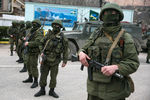 Российские военнослужащие около пограничного поста в Балаклаве