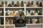 Скульптурный портрет Ленина, заказанный знаменитому Николаю Андрееву для зала заседаний в Большом Кремлевском дворце, цензуру не прошел и был забракован. На стеллажах — бесчисленные вожди из ленинианы того же Андреева