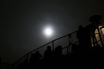 Люди собрались в научно-космическом центре Шабо для наблюдения полного лунного затмения в Окленде