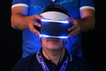 Посетитель тестирует шлем виртуальной реальности Project Morpheus на стенде Sony на выставке Gamescom в Кельне