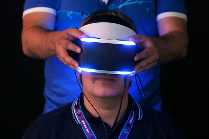 Посетитель тестирует шлем виртуальной реальности Project Morpheus на&nbsp;стенде Sony на&nbsp;выставке Gamescom в&nbsp;Кельне