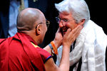 Далай-лама приветствует Ричарда Гира во время Международной кампании за Тибет, 2009