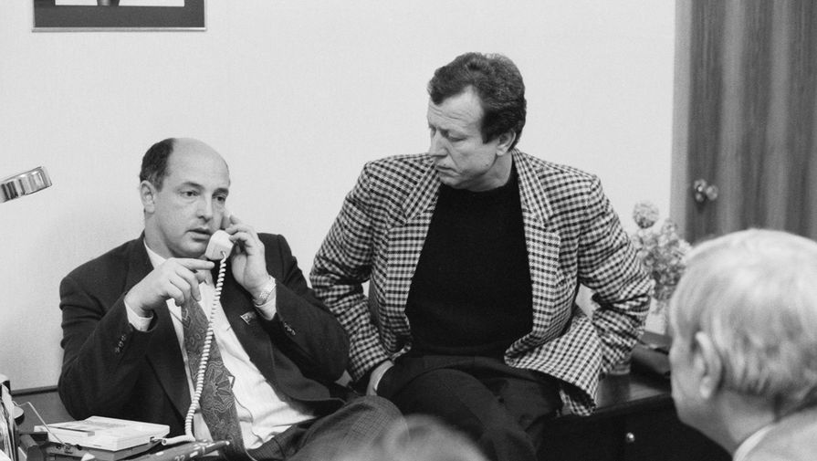 Бизнесмен и депутат Артем Тарасов (крайний слева) в&nbsp;офисе &laquo;Истока&raquo;, 1990 год
