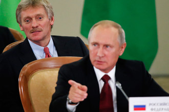 Пресс-секретарь Дмитрий Песков и президент России Владимир Путин во время саммита ЕврАзЭС в Сочи, 11 октября 2017 года