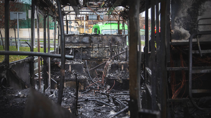 Последствия возгорания рейсового автобуса на&nbsp;Красноказарменной набережной в&nbsp;Москве, 30 октября 2019 года
