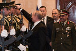 Президент России Владимир Путин и президент Палестины Махмуд Аббас (второй справа) после встречи в Президентском дворце, Вифлеем, Палестина, 24 января 2020 года