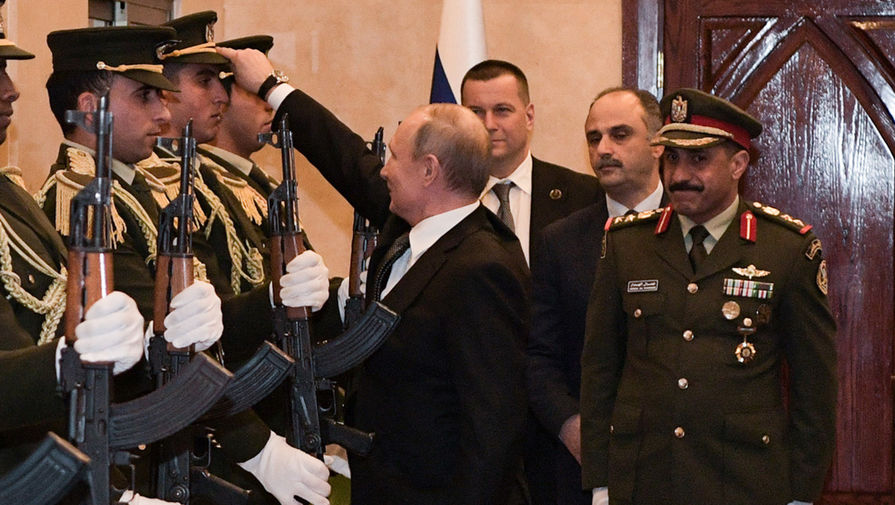 Президент России Владимир Путин и президент Палестины Махмуд Аббас (второй справа) после встречи в&nbsp;Президентском дворце, Вифлеем, Палестина, 24 января 2020 года