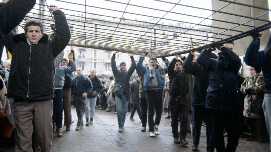 Жители Вильнюса устанавливают баррикады на улицах города, 13 января 1991 года