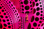 Посетительница выставки японской художницы Яеи Кусамы «Букет любви, который я видела во Вселенной» в музее Мартина Гропиуса Бау в Берлине, 22 апреля 2021 года