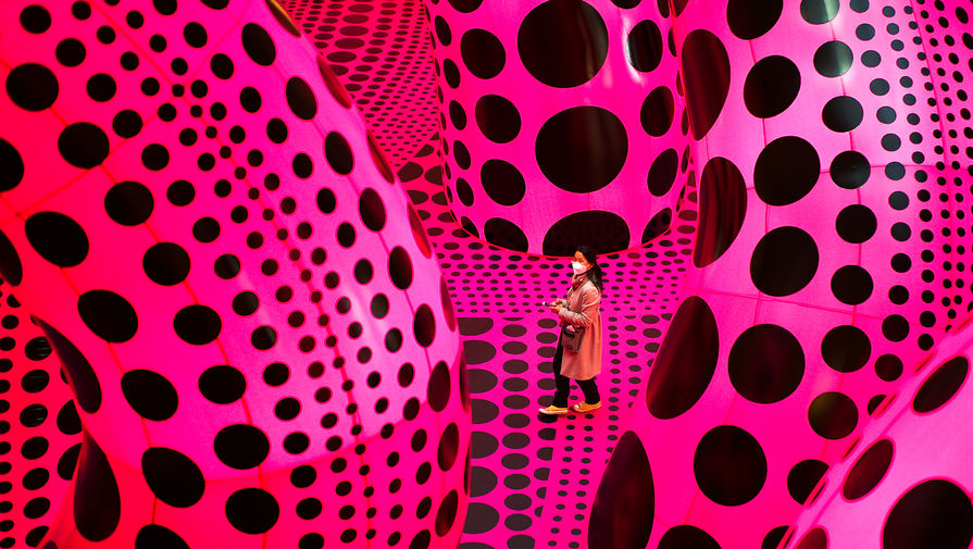 Посетительница выставки японской художницы Яеи Кусамы &laquo;Букет любви, который я видела во Вселенной&raquo; в музее Мартина Гропиуса Бау в Берлине, 22 апреля 2021 года