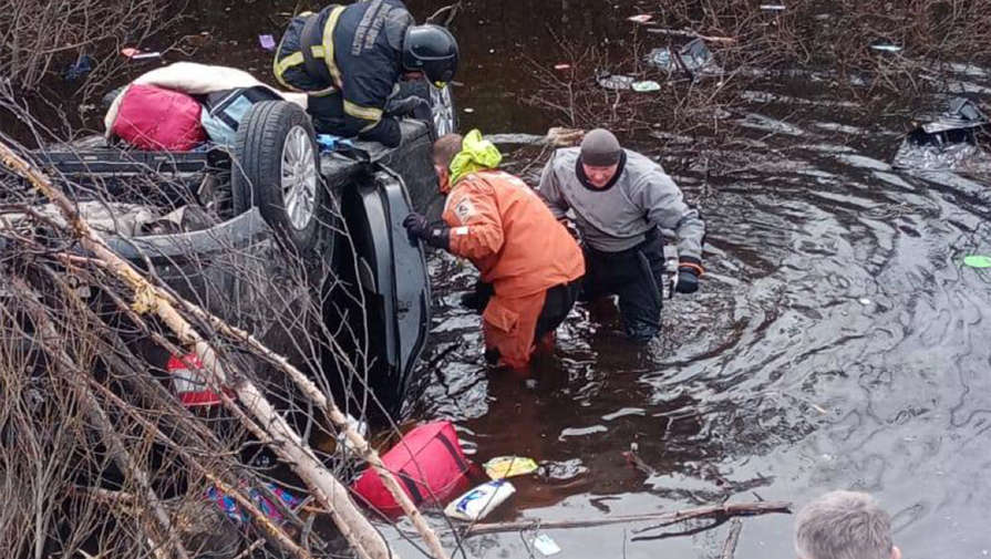 В Мурманской области три человека погибли из-за падения Renault Logan в водоем