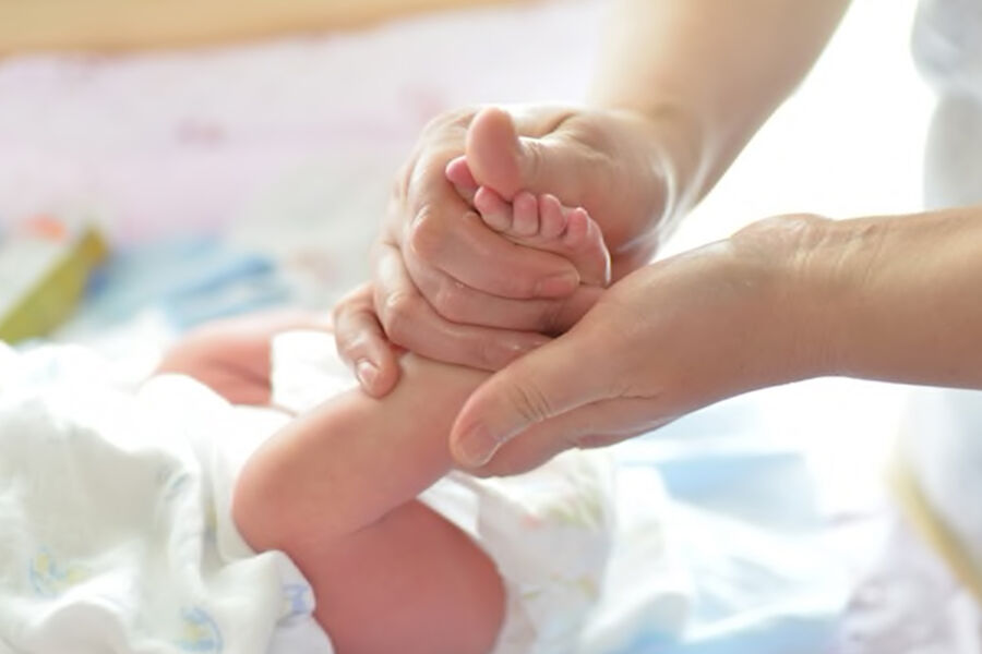 Причины холодных рук и ног у новорожденного