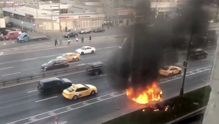 Полицейский автомобиль сгорел на юге Москвы