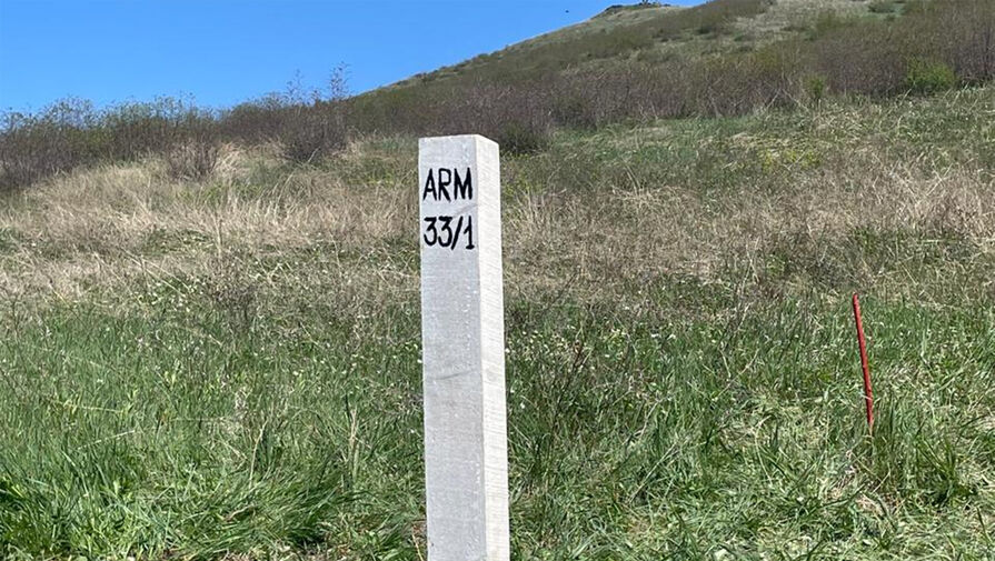 На границе Армении и Азербайджана установили первый пограничный столб