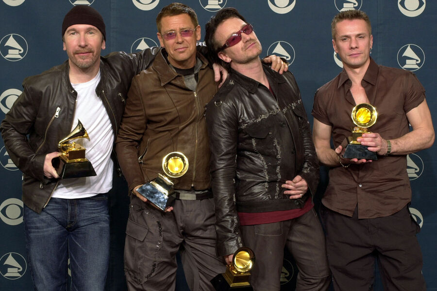 Группа U2 на&nbsp;церемонии вручения 44-й ежегодной премии &laquo;Грэмми&raquo; в&nbsp;Лос-Анджелесе, 2002&nbsp;год