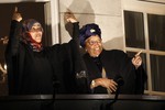 Лауреатами Нобелевской премии мира 2011 года стали общественный деятель из Йемена Таваккул Карман (слева), президент Либерии Элен Джонсон-Серлиф (справа) и ее соратнице Лейма Гбови (на фото отсутствует)