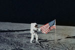 Астронавт Чарльз Конрад устанавливает флаг США на поверхности Луны, 19-20 ноября 1969 года