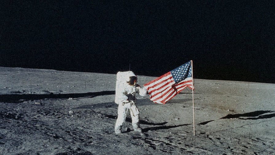 Астронавт Чарльз Конрад устанавливает флаг США на поверхности Луны, 19-20 ноября 1969 года