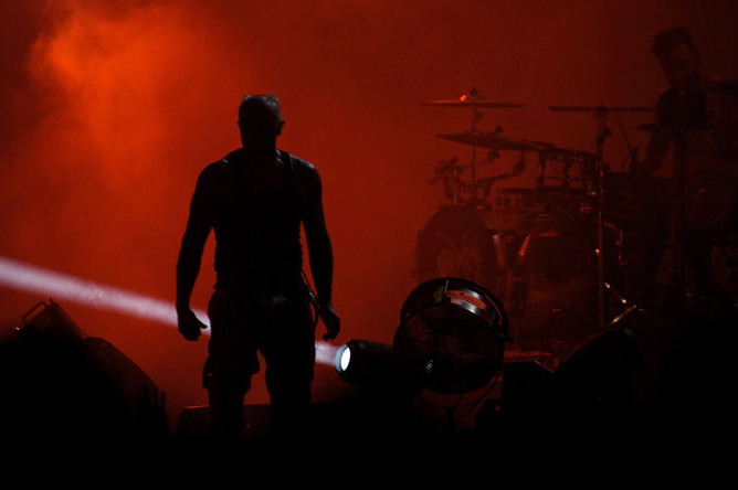 Лидер британской группы The Prodigy Кит Флинт во время концерта, 2015 год