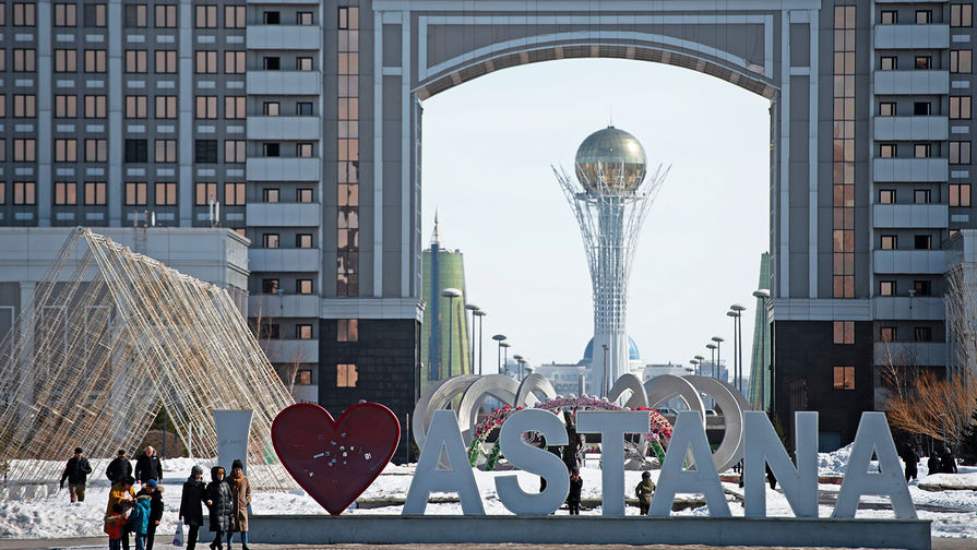 Инсталляция &laquo;I love Astana&raquo;. На&nbsp;дальнем плане здание &laquo;КазМунайГаз&raquo; в&nbsp;Нур-Султане (ранее Акмолинск, Целиноград, Акмола, Астана?)